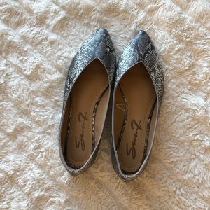 NWT Snakeskin Pointed Flats